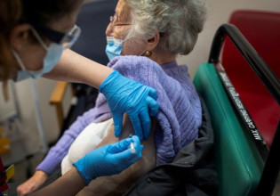 Κοροναϊός – Προτεραιότητα στον εμβολιασμό άνω των 60 ετών για να ενεργοποιήσουν ξανά το πιστοποιητικό τους