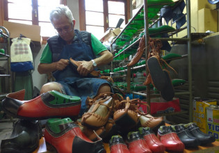 Καρδίτσα – Εργαστήριο παραδοσιακών υποδημάτων φτιάχνει από τσαρούχια μέχρι κρητικά στιβάνια