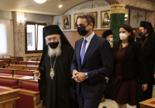 Mitsotakis attends Holy Synod meeting to discuss Christmas services, urge faithful to be vaccinated