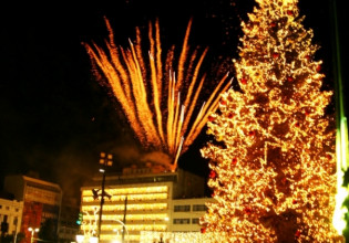 Πειραιάς – Ο Γιάννης Μώραλης φωταγώγησε το Χριστουγεννιάτικο δέντρο στο Δημοτικό Θέατρο