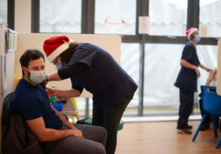 Βρετανία – Κοσμοσυρροή στα εμβολιαστικά κέντρα ανήμερα των Χριστουγέννων λόγω Όμικρον