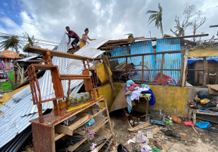 Φιλιππίνες – Πάνω από 400 νεκροί ο τραγικός απολογισμός από τον τυφώνα Ράι