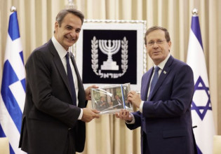 Κυριάκος Μητσοτάκης – Ο ισραηλινός πρόεδρος τού δώρισε φωτογραφία που δείχνει τους πατεράδες τους