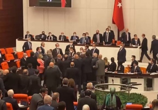 Τουρκία – Βουλευτές πιάστηκαν στα χέρια για μία φωτογραφία του Σοϊλού με φυγά επιχειρηματία