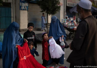 Αφγανιστάν – Από τη διδασκαλία στο γυάλισμα παπουτσιών – Η πείνα θερίζει τους κατοίκους