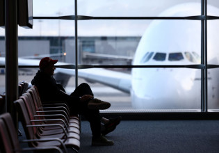 Όμικρον – Η διεθνής βιομηχανία αερομεταφορών φοβάται περαιτέρω «χαμηλές πτήσεις» στον ταξιδιωτικού κλάδου