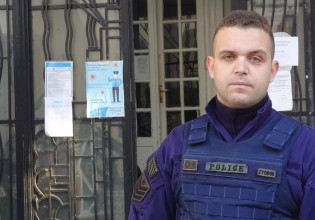 Θεσσαλονίκη – Συγκλονίζει ο αστυνομικός που απέτρεψε τη γυναικοκτονία – «Την βρήκαμε μαχαιρωμένη με το 10χρονο παιδί της δίπλα»