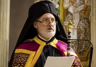 Αρχιεπίσκοπος Ελπιδοφόρος – Ξεκίνησε η διανομή των χρημάτων για τους πυρόπληκτους Έλληνες