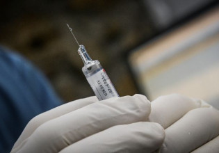 Στους τέσσερις μήνες η αναμνηστική δόση – Ενίσχυση των εμβολιασμών πριν από τα Χριστούγεννα θέλει η κυβέρνηση