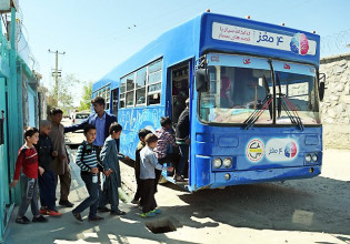Καμπούλ – Τα λεωφορεία-βιβλιοθήκες επέστεψαν και σκόρπισαν παιδικά χαμόγελα
