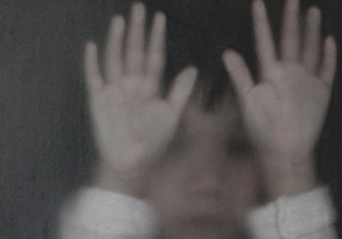 Κακοποίηση 4χρονου – Αρνείται όλες τις κατηγορίες ο νηπιαγωγός – Τι αναφέρει η δικηγόρος του