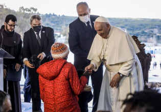 Πάπας Φραγκίσκος – Θερμά λόγια και δώρα για τον Ποντίφικα είχαν οι πρόσφυγες στο Καρά Τεπέ