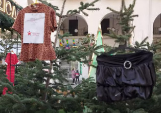 Θεσσαλονίκη – Ρούχα για τις γυναικοκτονίες κρέμασε στην πλατεία Αριστοτέλους η νεολαία του ΣΥΡΙΖΑ