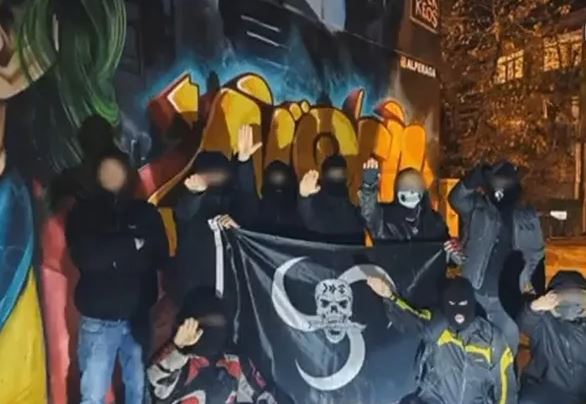 Τουρκία – Νεοναζί ξυλοκοπούν πρόσφυγα και βιντεοσκοπούν την επίθεση