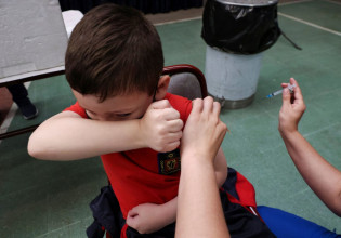 Εμβόλια – Pfizer και BioNTech θα κάνουν δοκιμή για τρίτη μειωμένη δόση σε παιδιά κάτω των πέντε ετών