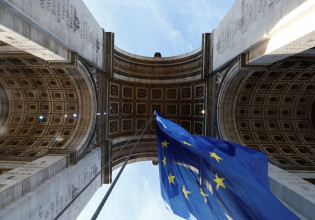 Η σημαία της ΕΕ άναψε φωτιές στις γαλλικές εκλογές