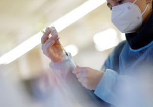 Γερμανία – Να αλλάξει η στρατηγική εμβολιασμού της χώρας θέλει ο υπουργός Υγείας λόγω της «Όμικρον»