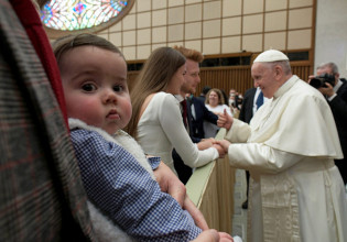 Πάπας Φραγκίσκος – «Εγωιστές» όσοι επιλέγουν να αποκτήσουν κατοικίδια αντί να κάνουν παιδιά