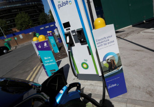 Hλεκτροκίνηση – Η φόρτιση αυτοκινήτων θα γίνει πιο επικερδής από τη βενζίνη για την BP