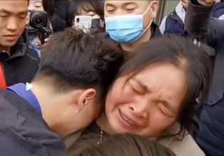 Κίνα – Η στιγμή που η μάνα συναντά τον γιο της που είχε απαχθεί πριν 33 χρόνια – Συγκλονιστικό στιγμιότυπο