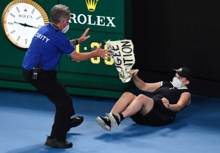 Australian Open: Διαδηλωτής διέκοψε τον τελικό και τον πήραν… σηκωτό