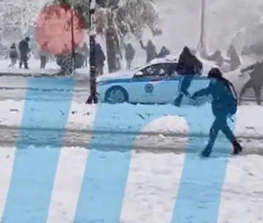 Κακοκαιρία «Ελπίδα»: Ανεγκέφαλοι «επιτίθενται» μέσα στα χιόνια σε περιπολικό - Εξοργιστικό βίντεο