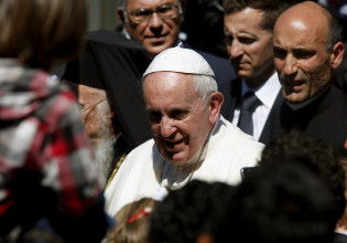 Πάπας Φραγκίσκος – Η ατάκα που είπε στον δημοσιογράφο που τον φωτογράφισε τυχαία στο δισκάδικο