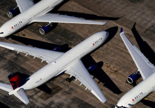 Ομικρον – Νέο πλήγμα στις αερομεταφορές – Ακυρώθηκαν χιλιάδες πτήσεις
