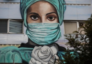 Η νοσηλεύτρια με το λευκό τριαντάφυλλο – Το γκράφιτι που κοσμεί το Τζάνειο αφιερωμένο στους ήρωες της πανδημίας