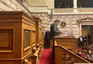 Πολάκης: «Κατάληψη» του βήματος της Βουλής από τον βουλευτή του ΣΥΡΙΖΑ – Δείτε το βίντεο