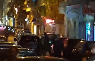 Ομηρία στο κέντρο της Αθήνας – Η στιγμή της σύλληψης του δράστη – Επιστρέφουν οι ένοικοι στα σπίτια τους