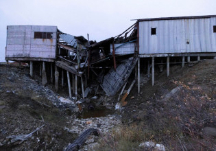 Αρκτική – Πώς η κλιματική αλλαγή κατεδαφίζει σπίτια και ξηλώνει δρόμους