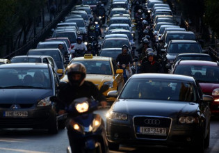 Κίνηση στους δρόμους – Αυτοκίνητο άρπαξε φωτιά – Κλειστά και τα δύο ρεύματα στην Αθηνών – Κορίνθου