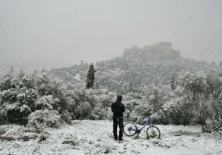 Κακοκαιρία «Ελπίδα»: Η εκπληκτική φωτογραφία από την χιονισμένη Ακρόπολη