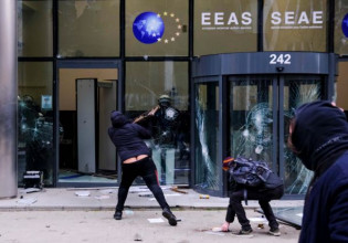 Βρυξέλλες: Αντιεμβολιαστές βανδάλισαν το κτήριο της ΕΕ – Την επίθεση καταδίκασαν Μπορέλ, Μισέλ και Μετσόλα