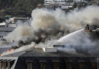Νότια Αφρική – Μαίνεται για δεύτερη μέρα η πυρκαγιά στο κτίριο της Βουλής στο Κέιπ Τάουν