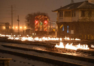 Κακοκαιρία: Στο Σικάγο ανάβουν φωτιές στις ράγες των τρένων όταν χιονίζει