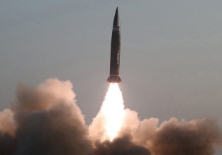 Βόρεια Κορέα – Παρουσία Κιμ η εκτόξευση υπερηχητικού πυραύλου
