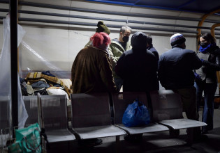 Μητσοτάκης: Επισκέφτηκε αστέγους στο λιμάνι του Πειραιά