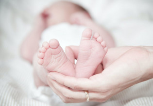 Βόλος – 34χρονη γέννησε στην εξώπορτα του σπιτιού της – Καλά στην υγεία τους η μητέρα και το νεογέννητο κοριτσάκι