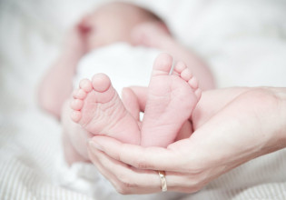 Όμικρον – Θετικά τα νέα για τα μωρά – Σύσταση για εμβολιασμό εγκύων και αναμνηστική δόση από τους ειδικούς