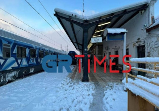 Κακοκαιρία «Ελπίδα»: Αγανακτισμένοι οι επιβάτες του τρένου που έχει εγκλωβιστεί στην Οινόη