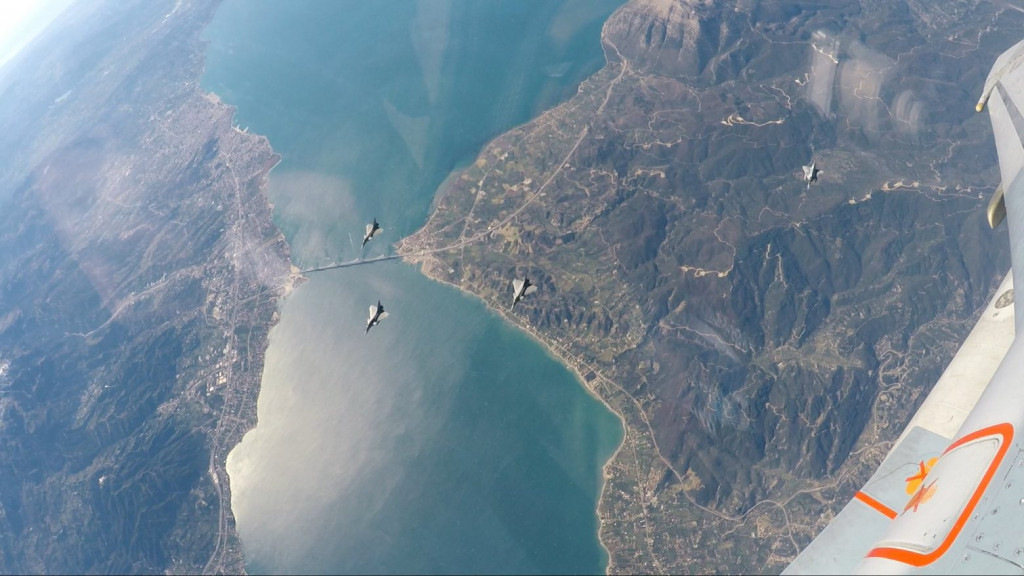 Rafale – Η στιγμή που πετούν πάνω από την Ακρόπολη – Εντυπωσιακές εικόνες