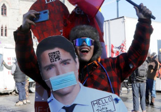 Καναδάς: Xιλιάδες διαδηλωτές κατά του υποχρεωτικού εμβολιασμού – Φυγαδεύτηκε η οικογένεια Τριντό