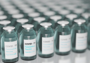 Κοροναϊός – Τα εμβόλια έσωσαν διπλάσια άτομα από θάνατο ή νοσοκομείο σε ένα εξάμηνο