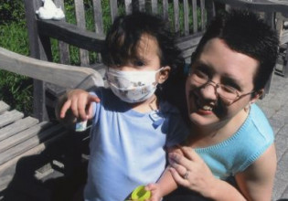 Σύνδρομο Μινχάουζεν: Μητέρα επινόησε καρκίνο για την ίδια και κυστική ίνωση για την κόρη της