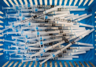 Κοροναϊός: Θα χρειαστούμε νέο εμβόλιο για την Όμικρον; Μελέτη στις ΗΠΑ λέει όχι