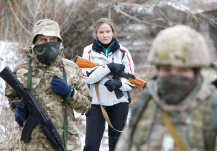 Ουκρανική κρίση: Εκατομμύρια πολίτες οργανώνονται για πιθανές μάχες με τη Ρωσία