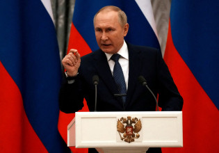 Ρωσία: Στη Μόσχα ο Μακρόν συνάντησε ένα διαφορετικό, πιο σκληρό Πούτιν