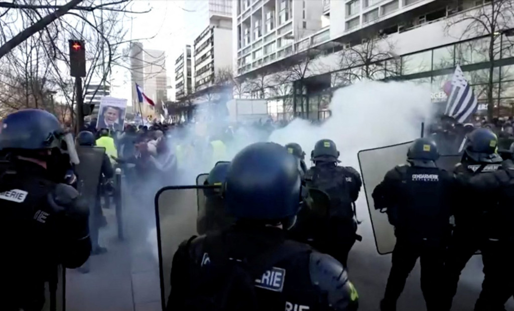 Γαλλία: Έφτασε στο Παρίσι το «Κονβόι της Ελευθερίας» – Δακρυγόνα και χάος στους δρόμους